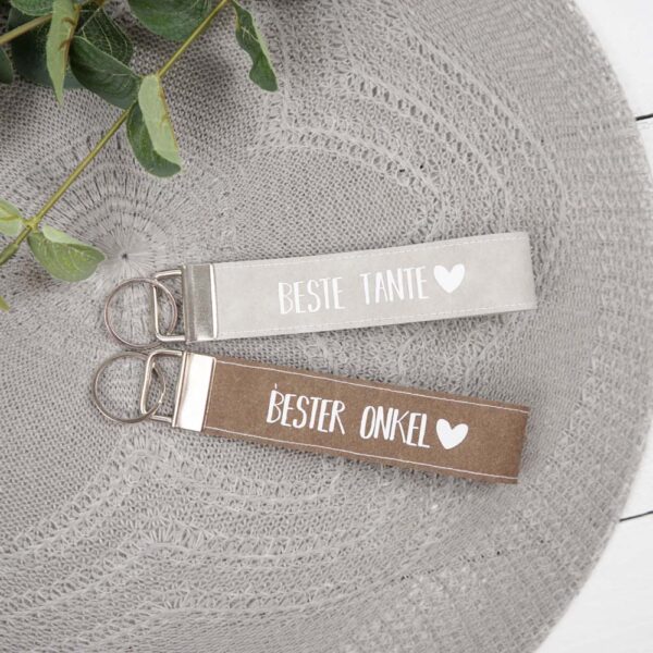 Schlüsselanhänger personalisierbar, stofftiger, schlüsselanhänger, anhänger, geschenk, vatertag, muttertag, geburtstag, geburt, beste mama, bester papa, bester opa, beste oma, supermom, superdad, bester bruder, beste schwester, lausbua, lausmadl