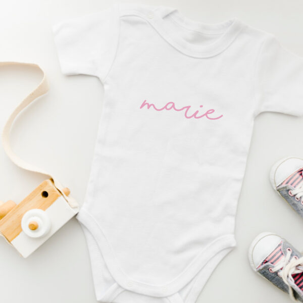 Body mit Namen, personalisierter Body, personalisiertes Shirt, Babybody, Geburtsgeschenk, Taufgeschenk, personalisiertes Babygeschenk, personalisiertes Geschenk, Newborn, Babyshop, Stofftiger
