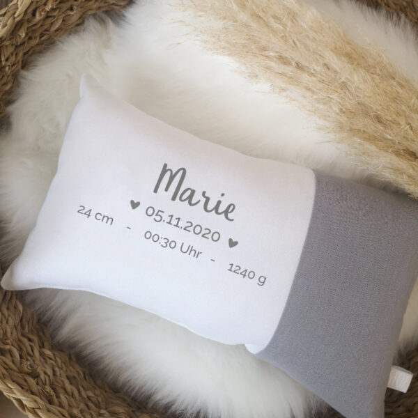 Stofftiger Sternenkissen Design 20 x 30 cm mit Name Marie und Geburtsdaten auf einem Schaffell