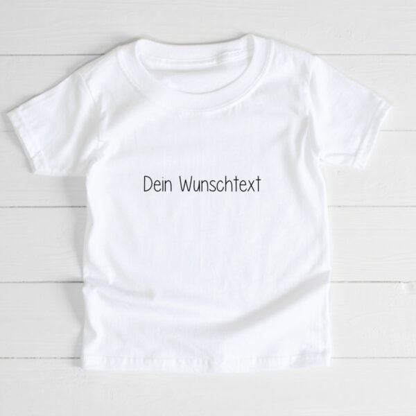 Stofftiger T-Shirt mit Wunschtext, weißes Kindershirt mit Beispieltext Dein Wunschtext auf Holzboden