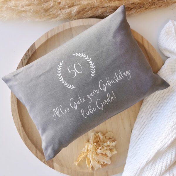 Zirbenkissen, Zirbenpolster, Zirbenspäne, Zirbenholz, Zirbe, Kissen, Polster, Schlafen, Schlaf, Jubiläum, Geburtstag, Geschenk zum Geburtstag, Geburtstagsgeschenk, Personalisiertes Kissen, Personalisiertes Geschenk, 80. Geburtstag, 85. Geburtstag, Oma, Opa, Mama, Papa, Urli-Oma, Urli-Opa, Geschenkidee, Stofftiger