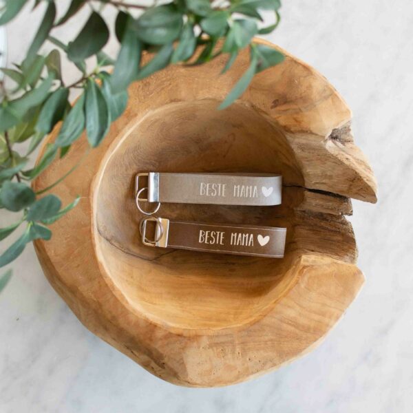 Schlüsselanhänger personalisierbar, stofftiger, schlüsselanhänger, anhänger, geschenk, vatertag, muttertag, geburtstag, geburt, beste mamaHerz, Aluminium, schlüsselanhänger, Geschenk, Schlüsselanhänger personalisierbar, stofftiger, schlüsselanhänger, anhänger, geschenk, vatertag, muttertag, geburtstag, geburt, beste mama, bester papa, bester opa, beste oma, supermom, superdad, bester bruder, beste schwester, lausbua, lausmadl, Herz, Gravur, Muttertagsgeschenk, Muttertag, Vatertagsgeschenk Vatertag