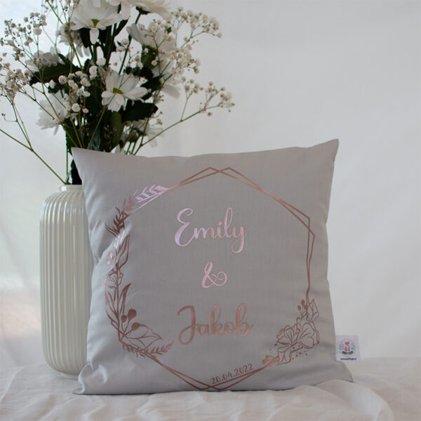 Hochzeitskissen, Kissen, Polster, Hochzeit,Zur Hochzeit, geschenk zur Hochzeit, Hochzeitsgeschenk,Erinnerungskiste, Holzkiste Muttertag, Mama, Alltagsheldin, Supermama, Geschenk zum Muttertag, Muttertagsgeschenk, Mama, Lieblingsmama, Supermom, Holzschild personalisiert, Gravur