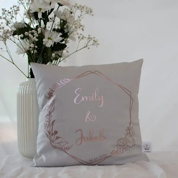 Hochzeitskissen, Kissen, Polster, Hochzeit,Zur Hochzeit, geschenk zur Hochzeit, Hochzeitsgeschenk,Erinnerungskiste, Holzkiste Muttertag, Mama, Alltagsheldin, Supermama, Geschenk zum Muttertag, Muttertagsgeschenk, Mama, Lieblingsmama, Supermom, Holzschild personalisiert, Gravur