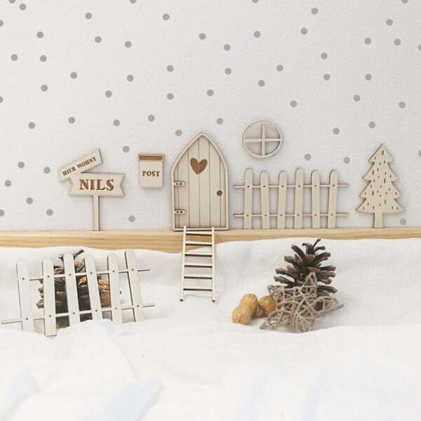 Stofftiger Wichteltüre Set Weihnachtswichtel mit Holztür, Zaun, Leiter und Namensschild Nils