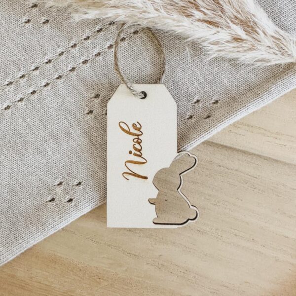 Stofftiger Osteranhänger Schild Hase aus Holz mit graviertem Namen und Hasenfigur an einer Schlaufe