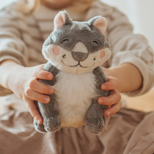 Stofftiger Mini Kuscheltier 15 cm, Kinderhände halten den kleinen grauen Stofftiger