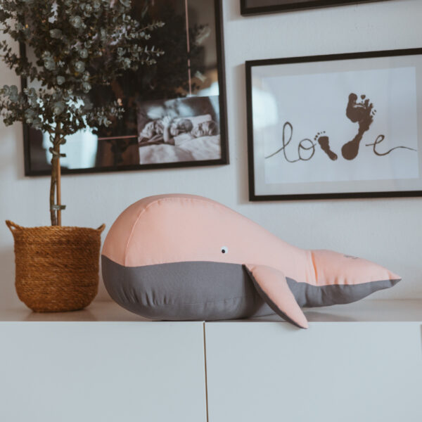 kuscheltier stofftier wal whale geburtskissen geburtsgeschenk taufgeschenk geschenkidee zur taufe zur geburt personalisiert personalisierbar name bedruckt stofftiger