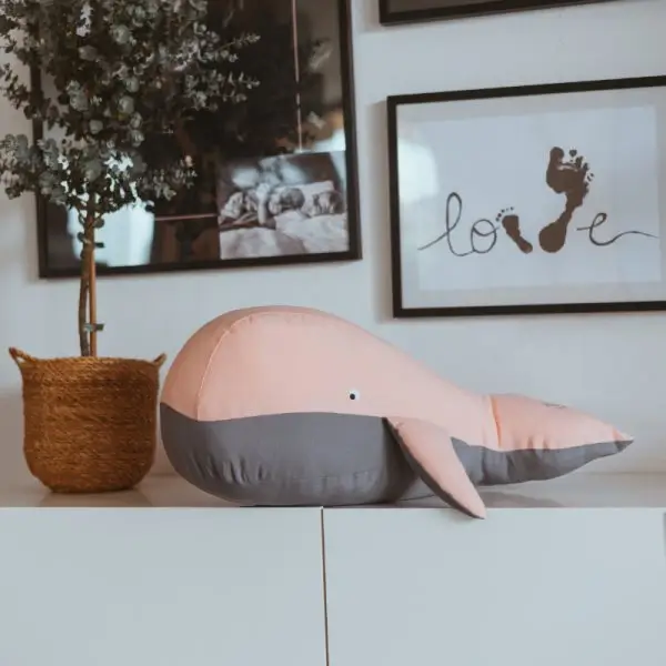 kuscheltier stofftier wal whale geburtskissen geburtsgeschenk taufgeschenk geschenkidee zur taufe zur geburt personalisiert personalisierbar name bedruckt stofftiger