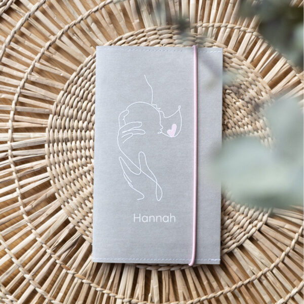 mutterkind pass hülle mutterkindpasshüllen personalisierte mutterkindpasshülle schwangerschaft snappap muki baby geburt mutterliebe stofftiger