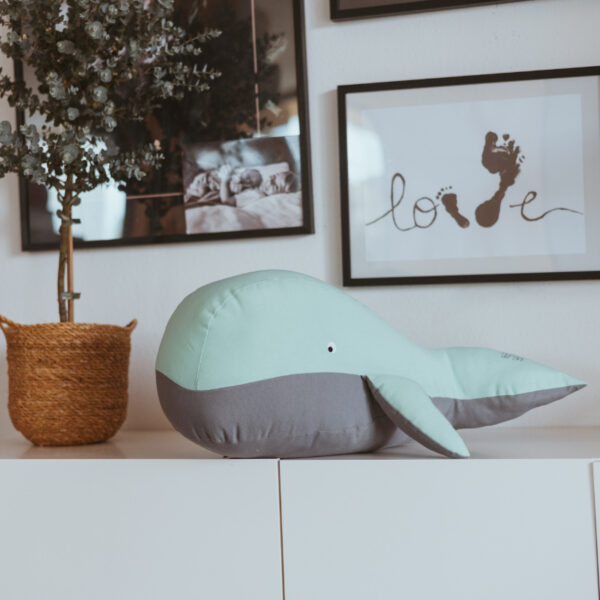 kuscheltier stofftier wal whale geburtskissen geburtsgeschenk taufgeschenk geschenkidee zur taufe zur geburt personalisiert personalisierbar name bedruckt stofftiger