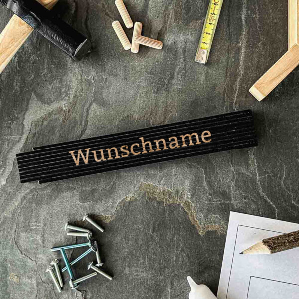 Stofftiger Zollstock Schwarz mit Wunschname, schwarzer Zollstock mit Gravur Wunschname, Nahaufnahme
