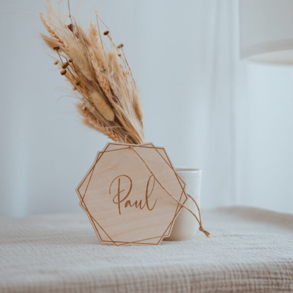holzschild stofftiger hexagon name personaliert holz personalisierung geschenk geschenkidee kinderzimmer zimmer geburt wand tür gravur graviert