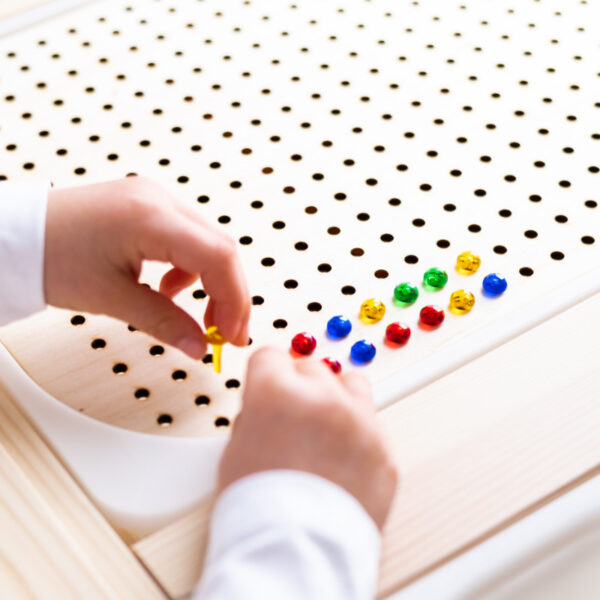 mosaikplatte igelkind motorikspielzeug motorik feinmotorik holzspielzeug holz kind kleinkind kindergarten stofftiger kinderspielzeug löcher steckperlen pfeifenputzer mosaikbilder