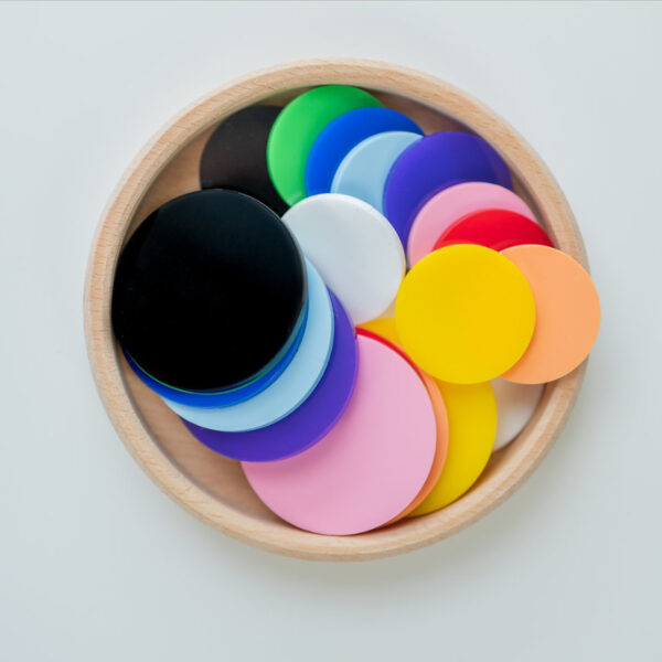 farbchips grundfarben igelkind motorikspielzeug motorik feinmotorik acryl kind kleinkind kindergarten stofftiger kinderspielzeug visuelle farbwahrnehmung farben zuordnen wortschatz bunt farben lernen farbenlehre erweitern chips zubehör rund kreisförmig
