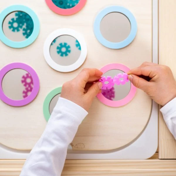sortierplatte pastellfarben igelkind motorikspielzeug motorik feinmotorik holzspielzeug holz kind kleinkind kindergarten stofftiger kinderspielzeug farbchips visuelle farbwahrnehmung farben zuordnen wortschatz bunt farben lernen farbenlehre erweitern