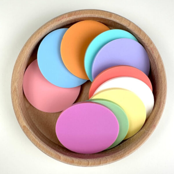 farbchips pastellfarben pastelltöne igelkind motorikspielzeug motorik feinmotorik acryl kind kleinkind kindergarten stofftiger kinderspielzeug visuelle farbwahrnehmung farben zuordnen wortschatz bunt farben lernen farbenlehre erweitern chips zubehör rund kreisförmig
