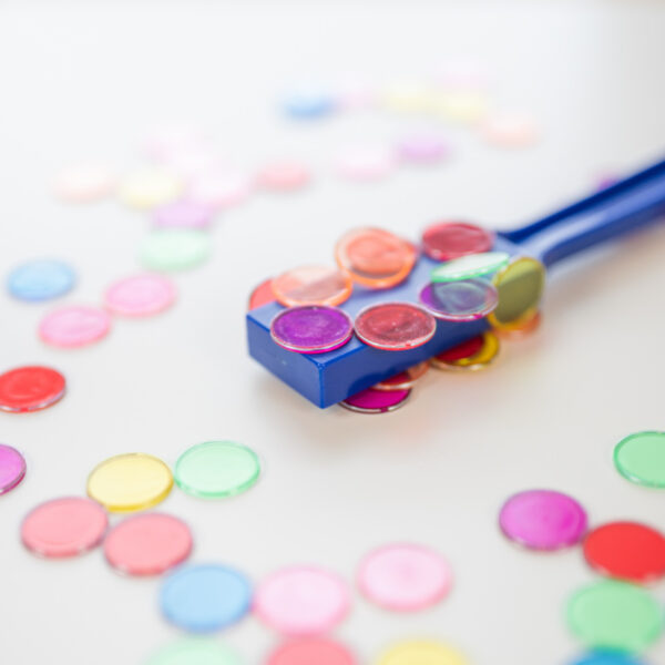 zauberstab konfetti igelkind motorikspielzeug motorik feinmotorik kunststoff kind kleinkind kindergarten stofftiger kinderspielzeug visuelle farbwahrnehmung farben zuordnen wortschatz bunt farben lernen farbenlehre erweitern zubehör magnetisch magnet