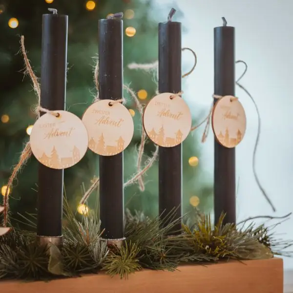 adventkranz adventkranzzahlen advent adventszeit weihnachtszeit weihnachten zahlenanhänger frohe weihnachten diy holzanhänger eins zwei drei vier häuser häusermotiv stofftiger handmade design österreich regional