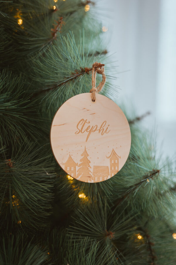 Stofftiger Weihnachtskugel Häusermotiv mit Name Stephi und gravierten Häusern, am Christbaum