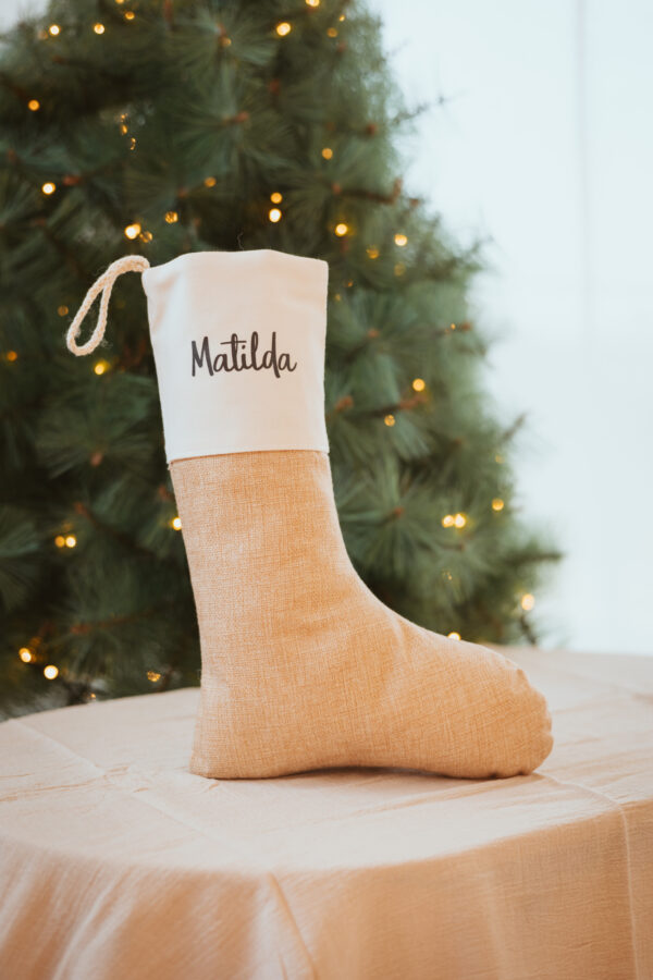 Stofftiger Nikolostiefel aus Jute mit Aufhängeschlaufe und Name Matilda, seitlich vor dem Christbaum