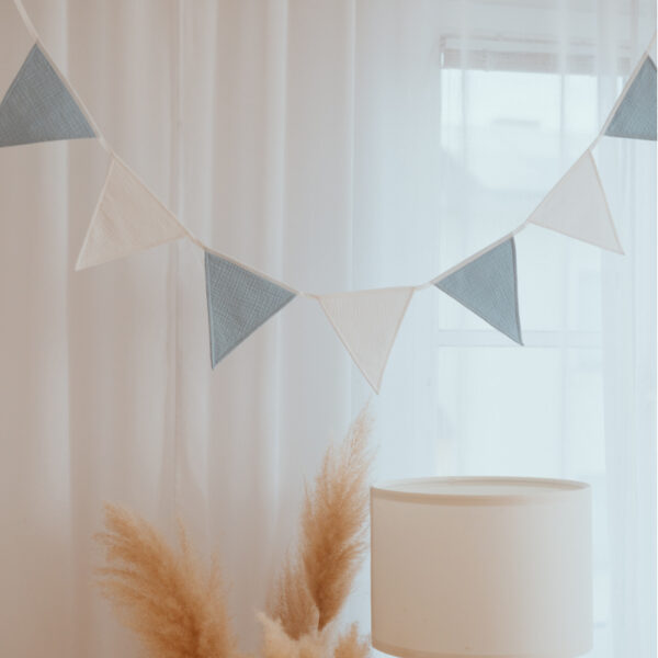 girlande stofftiger musselin hellblau wimpelkette wimpel personalisiert personalisierbar mit name personalisierbar mit geburtsdaten personalisierbar mit taufdatum dekoration kinderzimmer partyzubehör geburtstagsparty geburtstag party taufe geburt geschenk geschenkidee