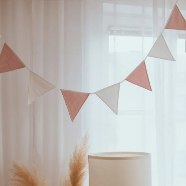 girlande stofftiger musselin zartrosa wimpelkette wimpel personalisiert personalisierbar mit name personalisierbar mit geburtsdaten personalisierbar mit taufdatum dekoration kinderzimmer partyzubehör geburtstagsparty geburtstag party taufe geburt geschenk geschenkidee