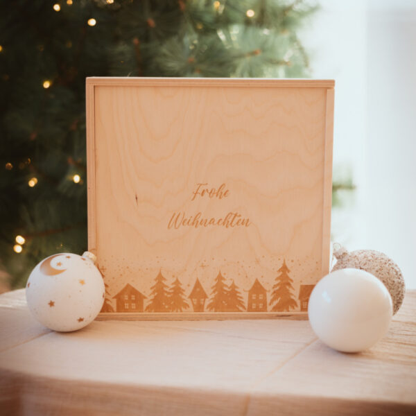 Stofftiger Holzkiste Frohe Weihnachten Häusermotiv in X-Large, Gravur mit Häusern und Tannen