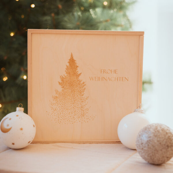 Stofftiger Holzkiste Frohe Weihnachten Weihnachtsbaum, Gravur mit Tannenbaum vor dem Christbaum