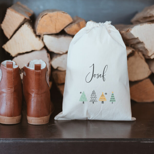 Stofftiger Weihnachtsbeutel Bäume Bunt, weißer Stoffbeutel mit bunten Tannenbäumen und Name Josef