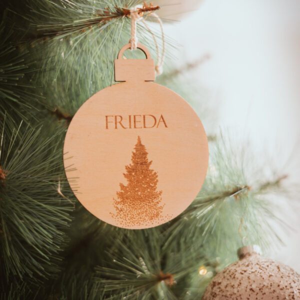 Stofftiger Weihnachtskugel Weihnachtsbaum aus Holz mit Name Frieda und graviertem Tannenbaum