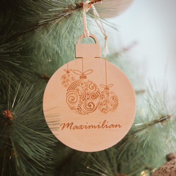 Stofftiger Weihnachtskugel mit graviertem Kugelmotiv und Name Maximilian, hängt am Christbaum