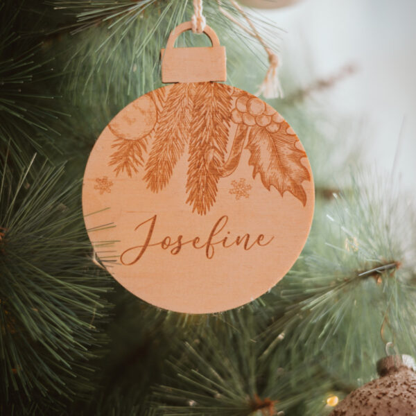 Stofftiger Weihnachtskugel weihnachtliche Zweige aus Holz mit Name Josefine, hängt am Christbaum