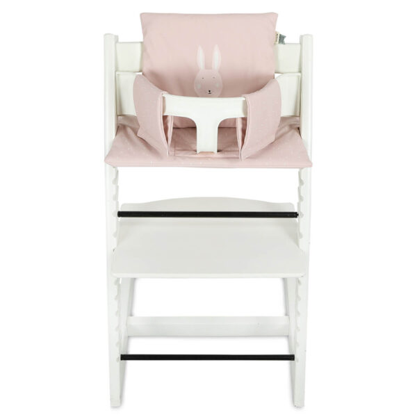 Trixie Baby Hochstuhlsitzkissen Hase, rosa Kissen in einem weißen Hochstuhl