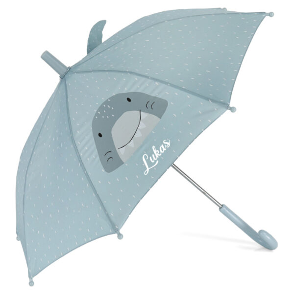 Trixie Baby Regenschirm Hai, aufgespannt in Hellblau mit Haigesicht und Namensschriftzug