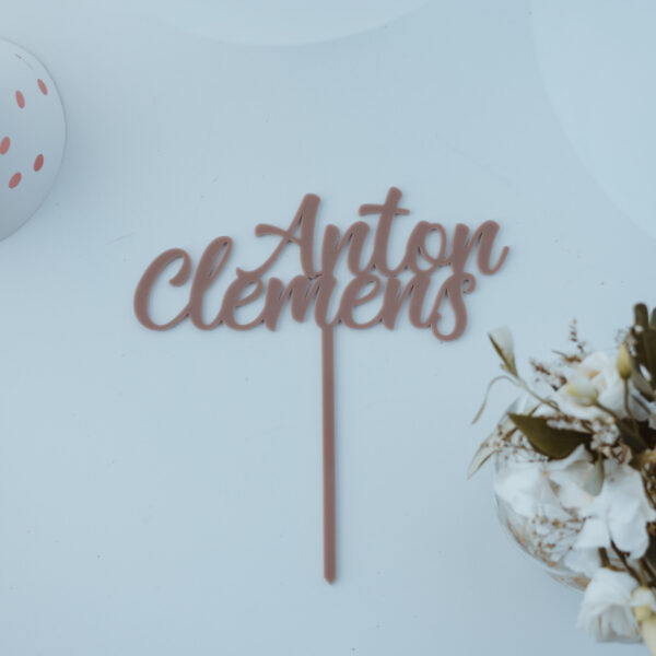 Stofftiger Caketopper Doppelname in verschiedenen Farben, Anton und Clemens in Taupe vor hellem Hintergrund