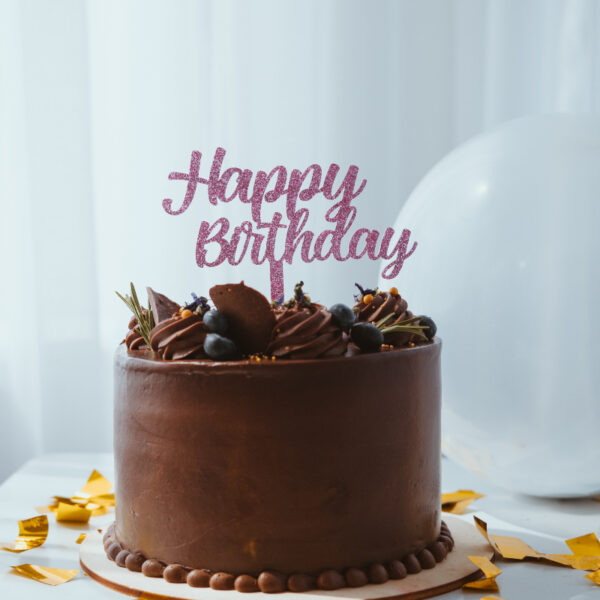 Stofftiger Caketopper Happy Birthday in verschiedenen Farben, Schriftzug in Beere auf Schokotorte