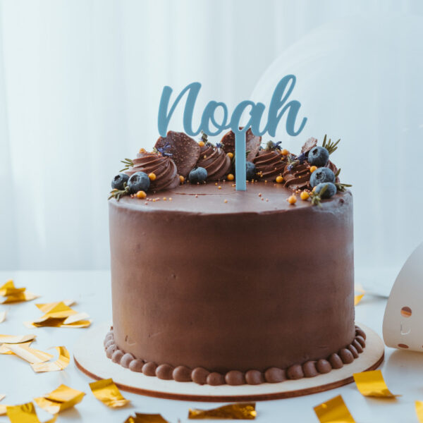Stofftiger Caketopper personalisiert in verschiedenen Farben, Name Noah in Hellblau auf einer Schokotorte