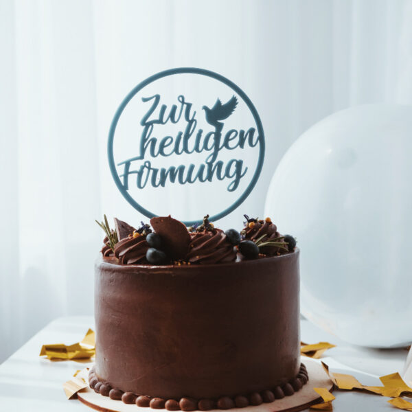 Stofftiger Caketopper rund Zur heiligen Firmung in Petrol mit Taube auf einer Schokotorte