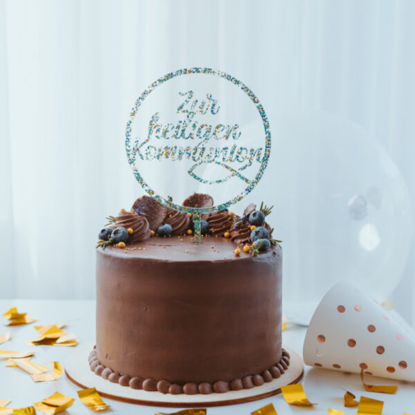 Stofftiger Caketopper rund Zur heiligen Kommunion, Glitzer-Kreis in Silber auf einer Schokotorte