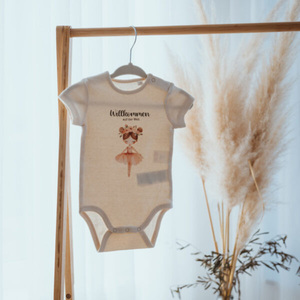 Body mit Namen, personalisierter Body, personalisiertes Shirt, Babybody, Geburtsgeschenk, Taufgeschenk, personalisiertes Babygeschenk, personalisiertes Geschenk, Newborn, Babyshop, Stofftiger willkommen auf der Welt Motiv