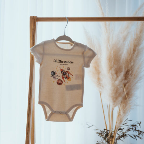 Body mit Namen, personalisierter Body, personalisiertes Shirt, Babybody, Geburtsgeschenk, Taufgeschenk, personalisiertes Babygeschenk, personalisiertes Geschenk, Newborn, Babyshop, Stofftiger willkommen auf der Welt Motiv