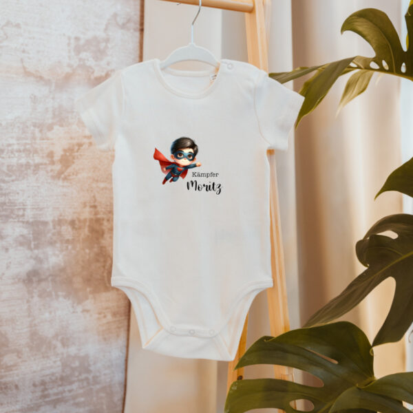 Body mit Namen, personalisierter Body, personalisiertes Shirt, Babybody, Geburtsgeschenk, Taufgeschenk, personalisiertes Babygeschenk, personalisiertes Geschenk, Newborn, Babyshop, Stofftiger Motiv Kämpfer