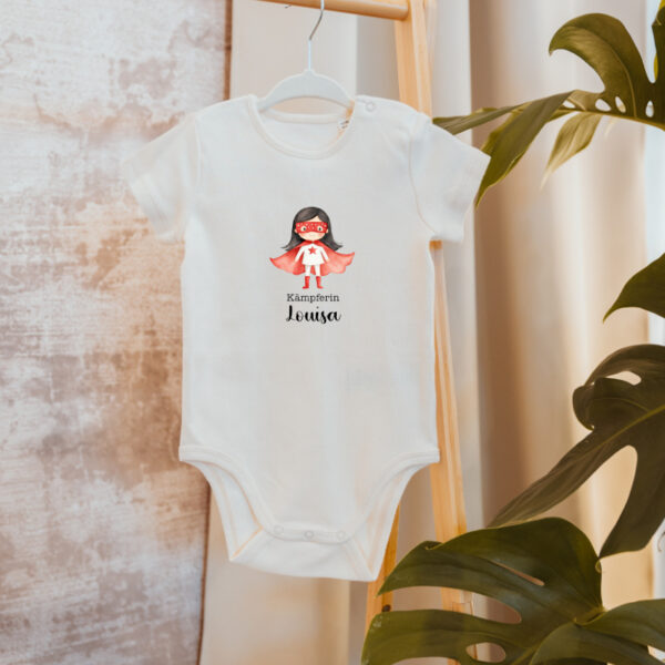 Body mit Namen, personalisierter Body, personalisiertes Shirt, Babybody, Geburtsgeschenk, Taufgeschenk, personalisiertes Babygeschenk, personalisiertes Geschenk, Newborn, Babyshop, Stofftiger Motiv Kämpferin