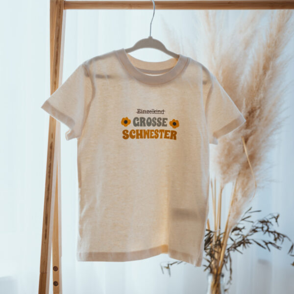 Stofftiger Organic T-Shirt Große Schwester Blumen, Shirt mit Schriftzug und Sonnenblumen am Bügel