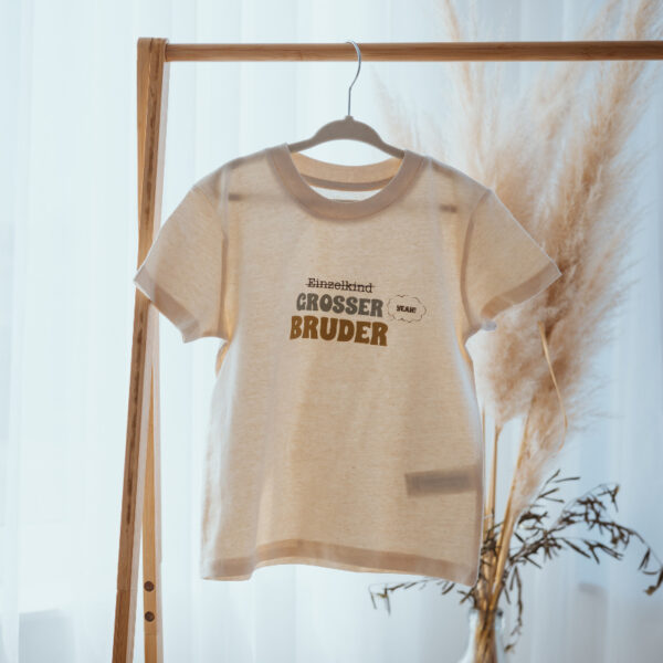 Stofftiger Organic T-Shirt Großer Bruder Sprechblase, Shirt mit Schriftzug am Kleiderbügel