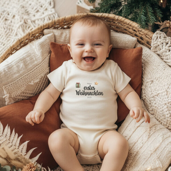 Stofftiger Organic Body erstes Weihnachten, lachendes Baby im Body mit Aufdruck in einem Korb