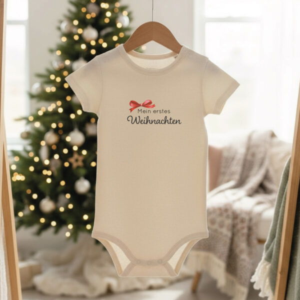 Stofftiger Organic Body erstes Weihnachten Schleife, Body mit roter Schleife vor dem Christbaum