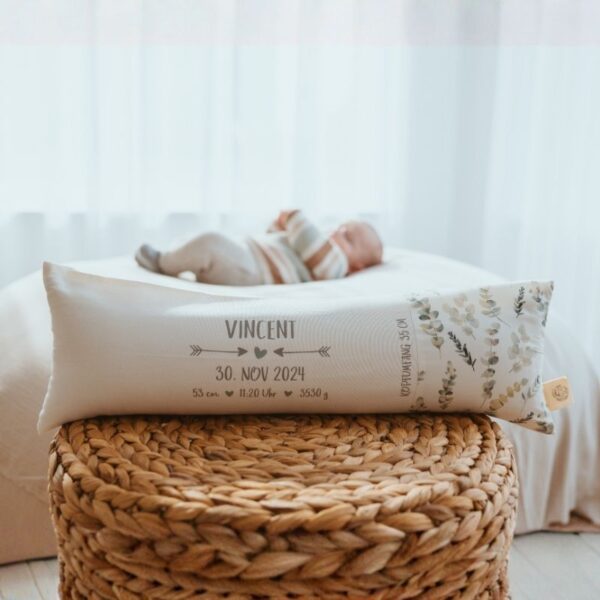 Geburtskissen mit Echtmaßen und Gewicht, personalisiertes Geschenk zur Geburt, handgemachtes Erinnerungsstück, liebevolles Babygeschenk mit Namen und Geburtsdaten, individuelles Geschenk zur Taufe, Unikat zur Geburt, personalisierte Deko fürs Babyzimmer, handgefertigtes Geburtskissen aus Stoff, Geschenkidee für Neugeborene, Babygeschenk Mädchen Junge, Geburtskissen handmade in Austria, personalisierte Babyausstattung, Stofftiger Baby & Kids Shop Österreich, Geburtskissen Niederösterreich, Geburtsgeschenk mit Gewicht, besonderes Taufgeschenk, emotionales Andenken an die Geburt, handgemachtes Geburtskissen mit echter Größe, Geschenk zur Geburt Wien Umgebung, Geburtskissen Österreich stofftiger