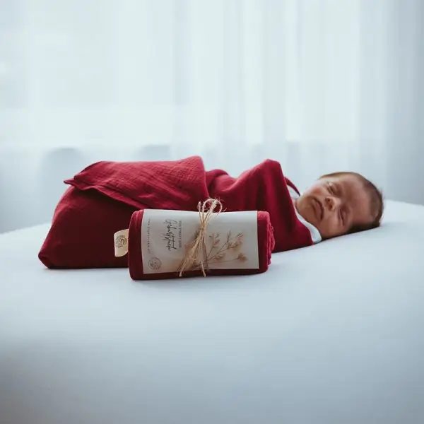 geburtstuch dunkelrot stofftiger baby neugeborenes geborgenheit mutterleib erinnerungsstück liebe musselin geschenk zur geburt pucktuch kuscheltuch handmade österreich personalisiert personalisierbar mit namen bestickt bedruckt geburtsgeschenk babygeschenk baby geburt stofftiger